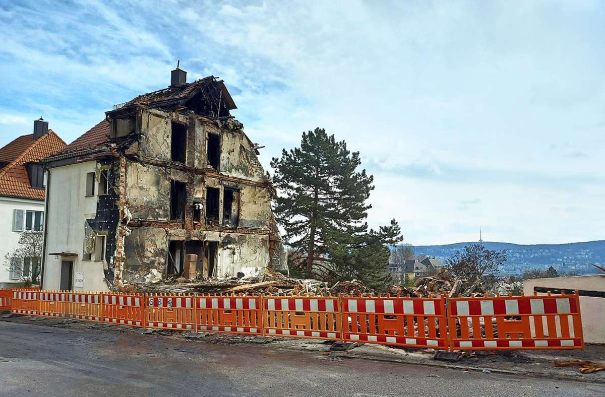 Eine Doppelhaushälfte ist aufgrund der Einsturzgefahr in der Nacht nach der Explosion abgerissen worden. Auch die andere Hälfte hat starke Schäden, steht aber noch.
