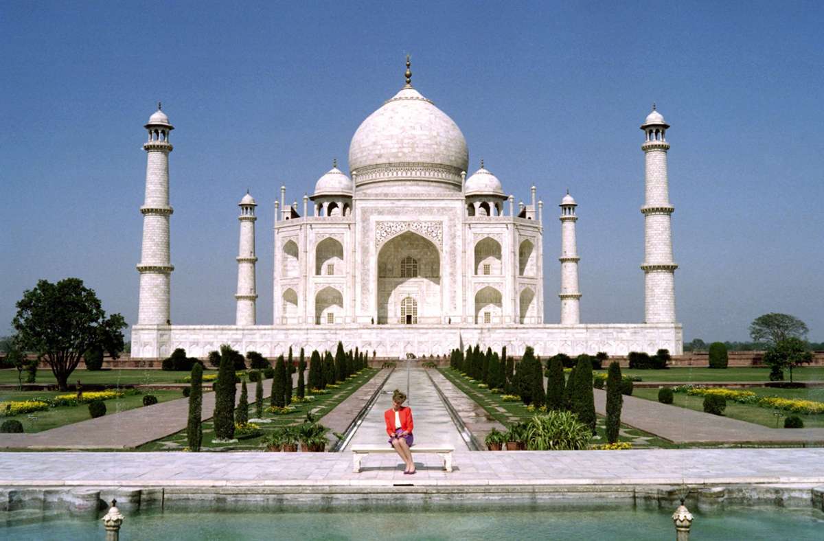 Einer der traurigsten Momente in ihrem Leben: Diana sitzt alleine vor dem Taj Mahal in Indien, das als Symbol ewiger Liebe gilt, obwohl ihr Ehemann Charles bei der Reise dabei war. Spätestens da war den Beobachtern klar, wie es um die Ehe der beiden stand.