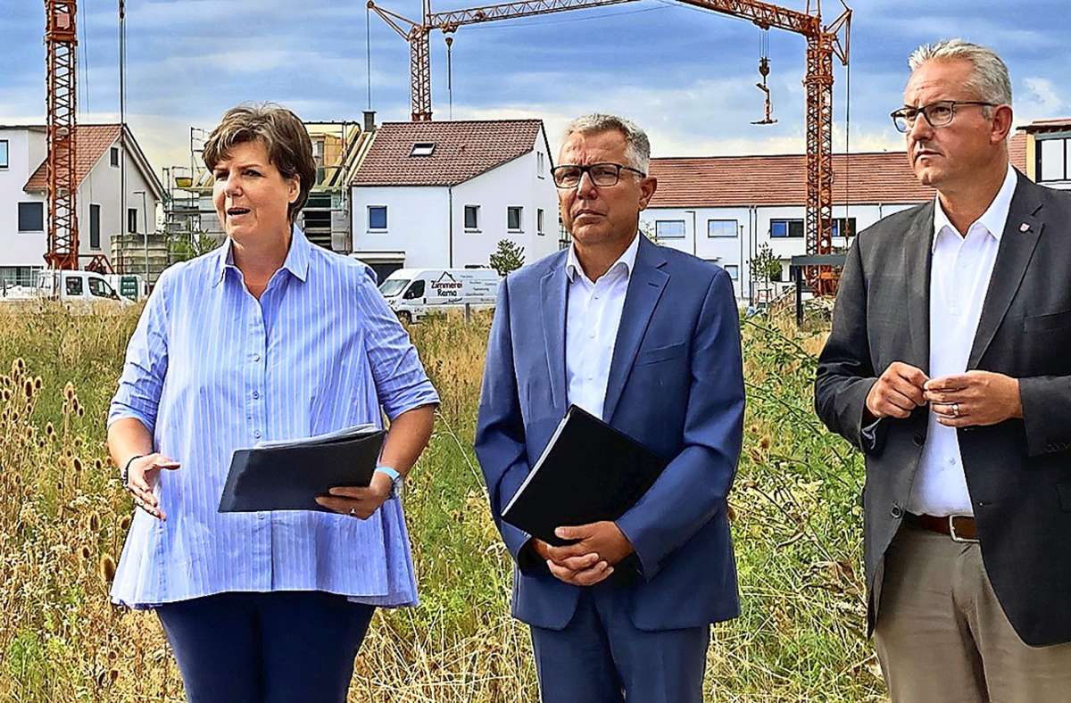 Die Karlsruher Regierungspräsidentin Sylvia M. Felder, der Rhein-Neckar-Landrat Stefan Dallinger und Walldorfs Bürgermeister Matthias Renschler sind zufrieden mit dem diesjährigen Bruterfolg.