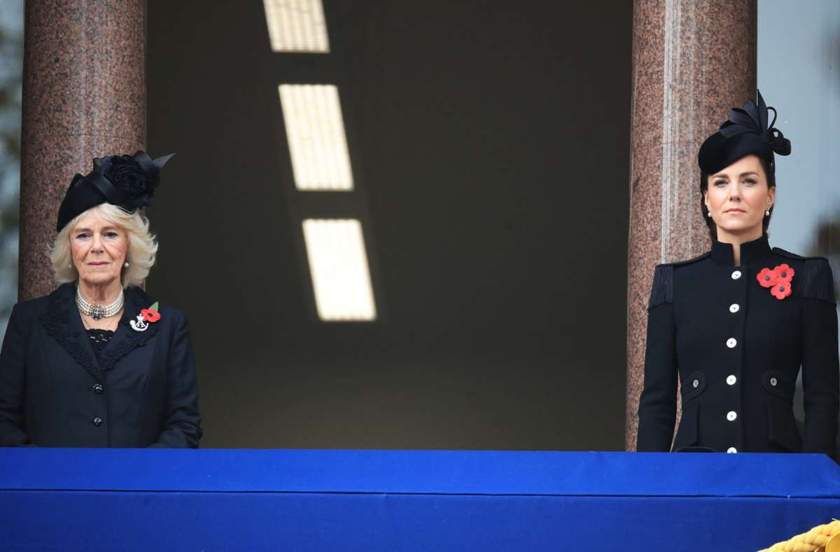 Herzogin Camilla (links) und Herzogin Kate halten aufgrund der Corona-Vorschriften einen Sicherheitsabstand ein