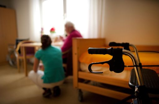Angesichts immer höherer Kosten für die Pflege sollen Millionen von Pflegebedürftigen mit einer Reform entlastet werden. Foto: dpa/Arno Burgi