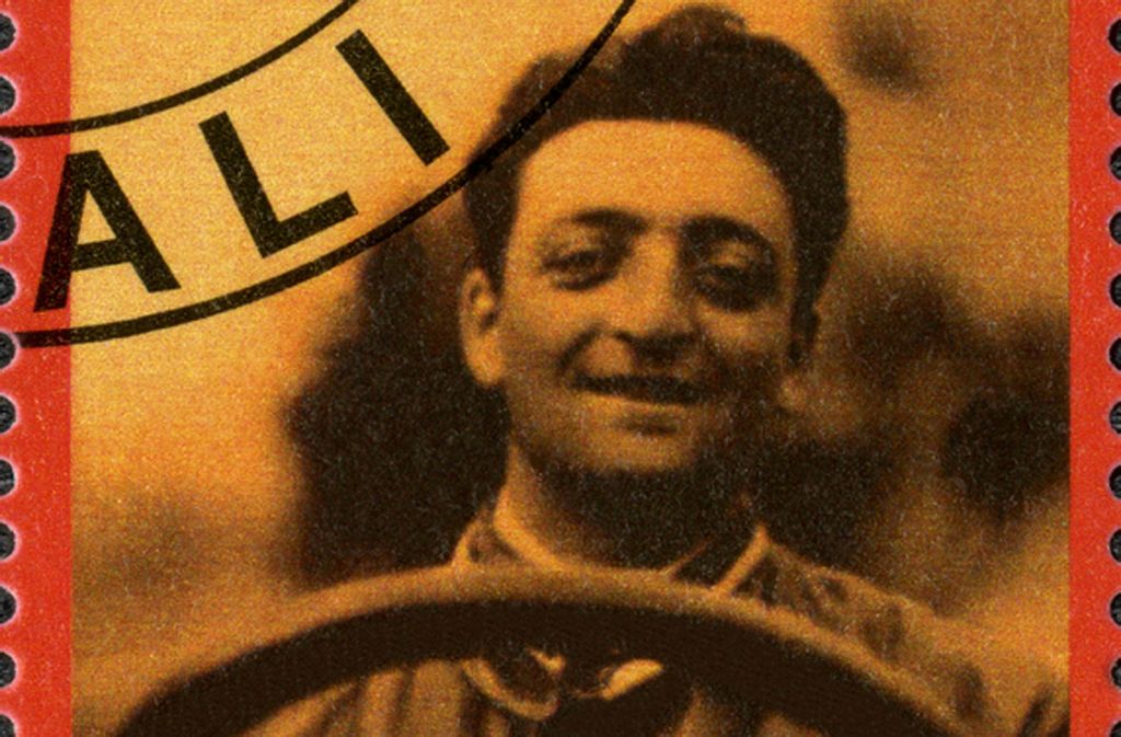 Rennfahrer und Gründer des Autoherstellers Ferrari, Enzo Anselmo Ferrari, lebte zwischen 1898 und 1988. Ihm sieht ein bekannter Fußballer sehr ähnlich.