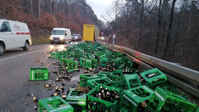 Lkw verliert Bierkisten – Karl-Kloß-Straße gesperrt