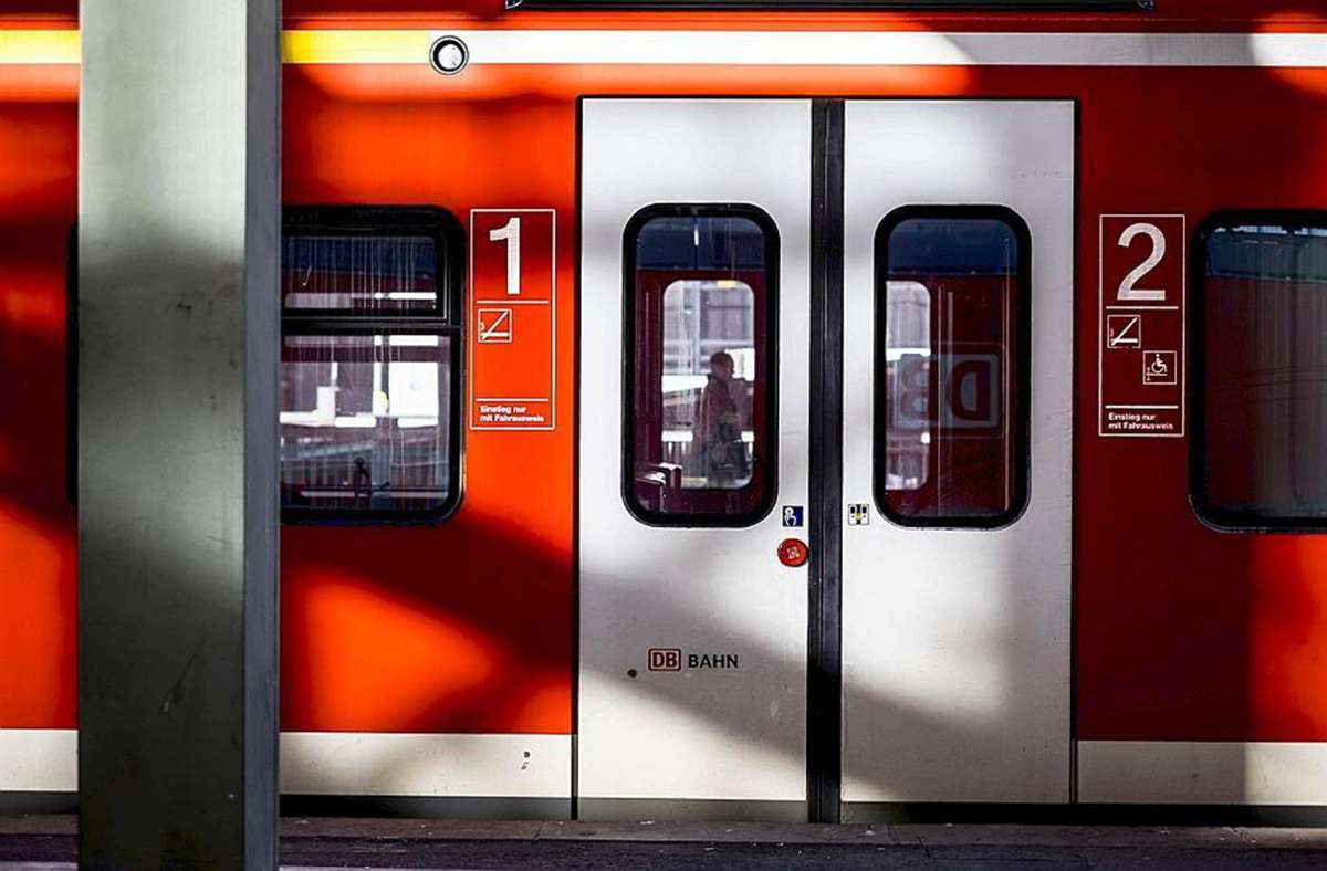 S-Bahn in Stuttgart: Schwarzfahrer mit gefälschten Tickets erwischt