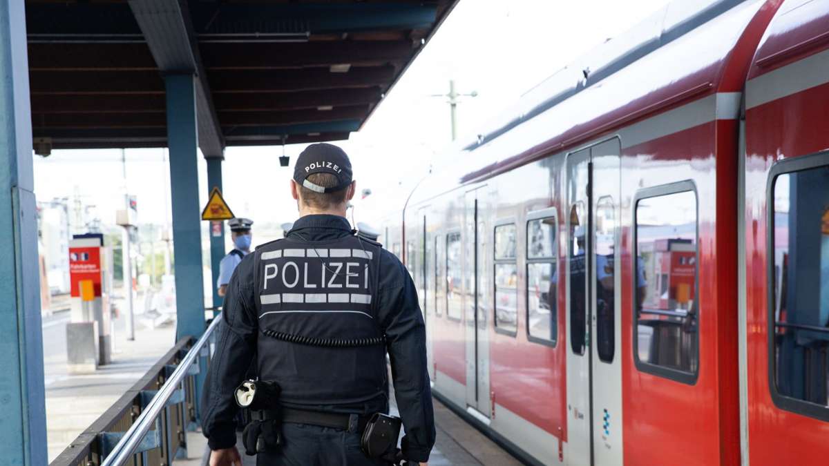 Attacke in S-Bahn nach Böblingen: Reisender in S-Bahn attackiert – Bundespolizei sucht Zeugen
