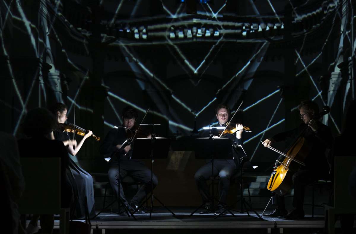 Ungewöhnliches Mozart-Requiem: das Eliot-Quartett mit Lichtdesign von Laurenz Theinert Foto: Musikfest/Holger Schneider