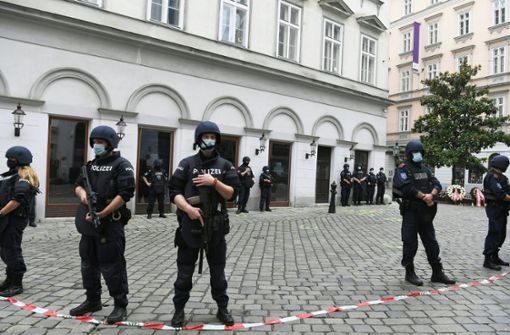 Am Tag danach: Bewaffnete Polizisten sperren den Bereich  in der Wiener Innenstadt ab, wo sich der Terroranschlag ereignet hatte. Foto: dpa/Roland Schlager