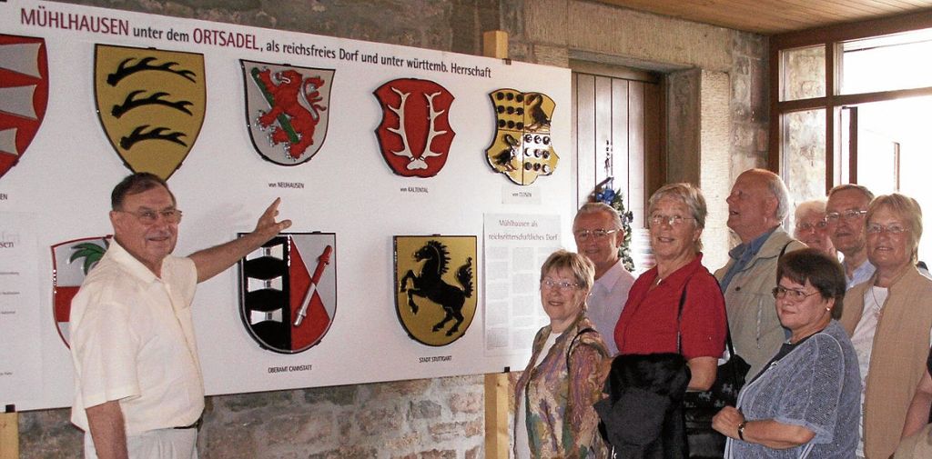 Rolf Straub, der im August diesen Jahres verstorben ist, hier bei einer Führung, bei der er Interessessierten die Wappengeschichte von Mühlhausen erklärte..Archiv Foto: Frey