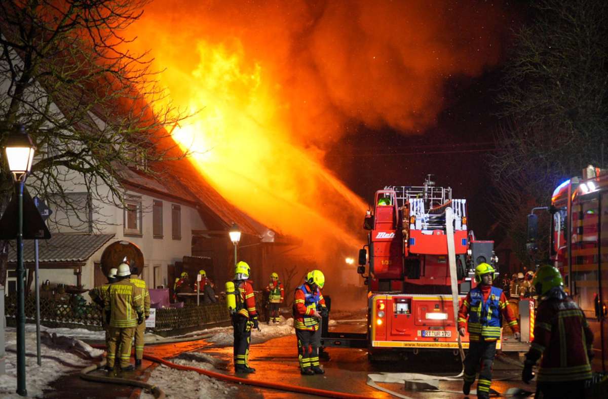Pferdehof nahe Reutlingen: Tiere flüchten bei Großbrand – Frau verletzt sich bei Rettungsaktion