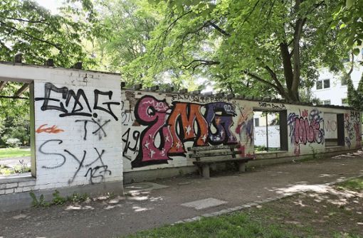 Erneut wurde die Mauer im Kurpark stark verschmiert. Jetzt überlegt die Stadt, sie dauerhaft zu begrünen. Foto: Iris Frey