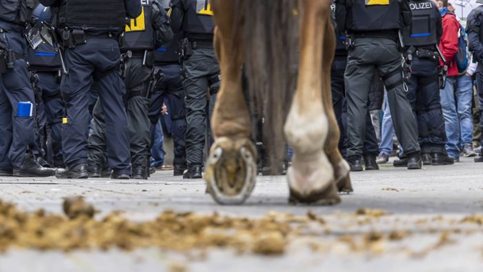 Pferdeäpfel auf Polizisten geworfen
