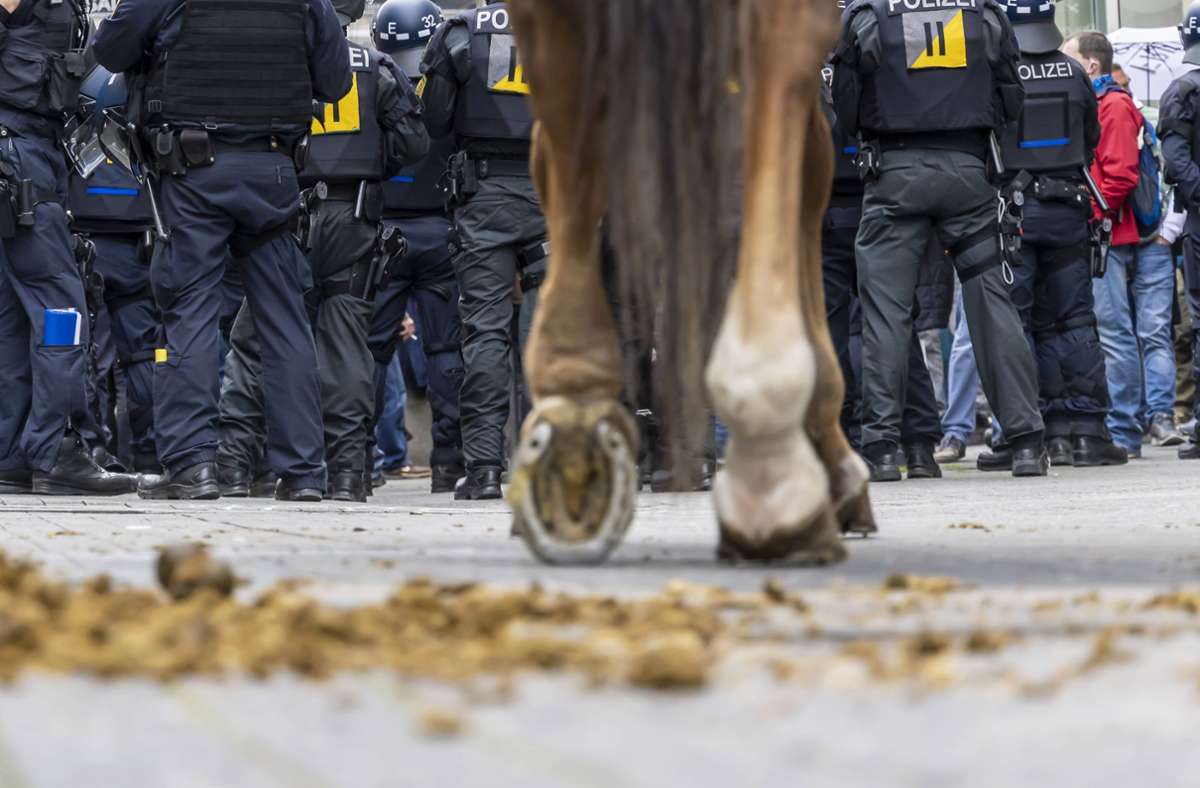 Demo gegen Polizeigewalt in Stuttgart: Pferdeäpfel auf Polizisten geworfen