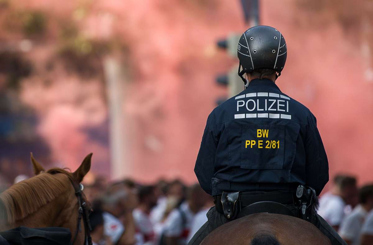 Der Helm schützte den Polizisten wohl vor einer Verletzung. Foto: dpa/Sebastian Gollnow