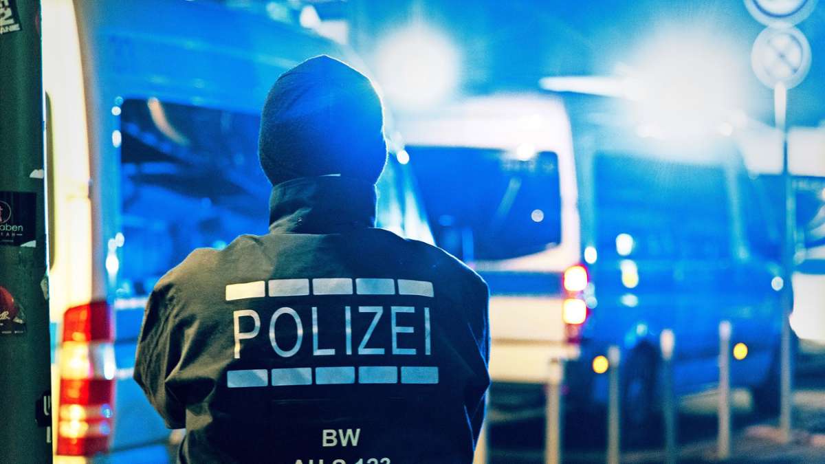 Schussserie in der Region Stuttgart: Zwei Razzien in eisiger Nacht: Kampf dem Bandenkrieg