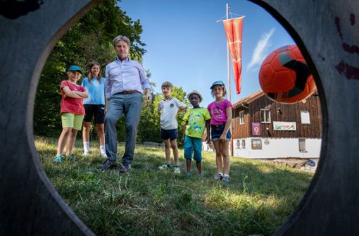 Sozialminister Manfred Lucha beim Besuch einer Freizeit der Naturfreunde. Foto: Michael Steinert/Michael Steinert