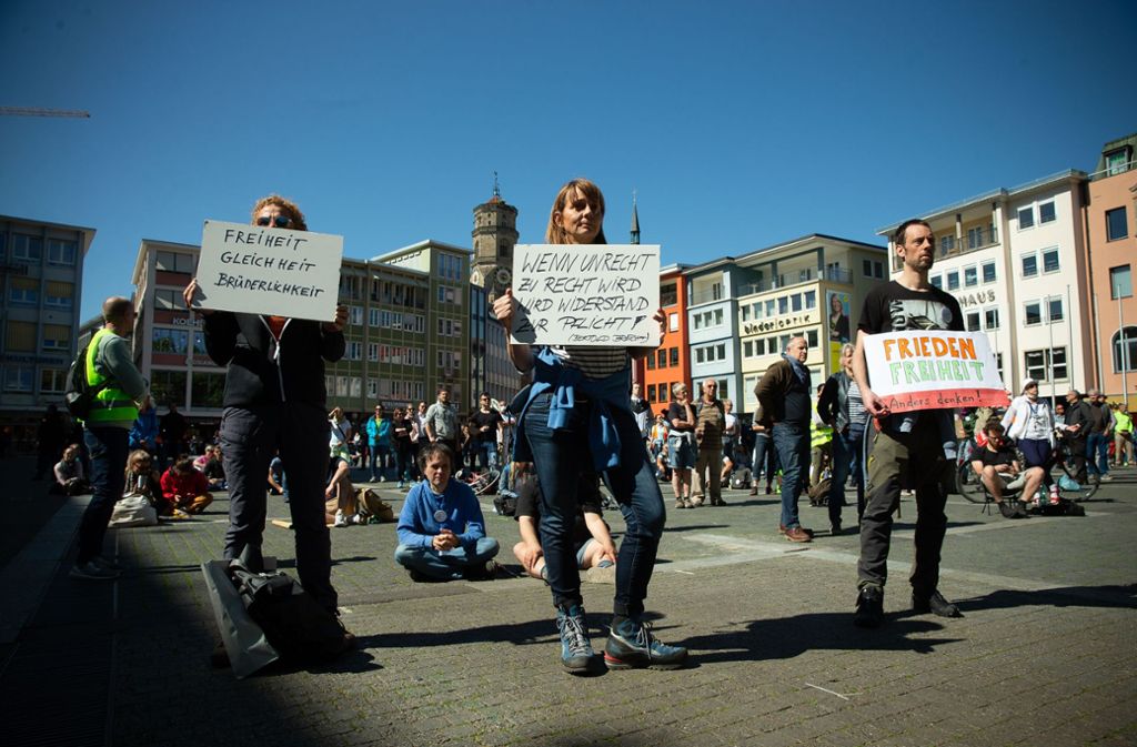 Protest auf Stuttgarter Marktplatz: Hunderte protestieren gegen Corona-Regeln