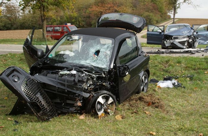 Unfall auf B294 bei Neulingen: 81-jähriger Autofahrer kommt in Gegenverkehr – vier Schwerverletzte