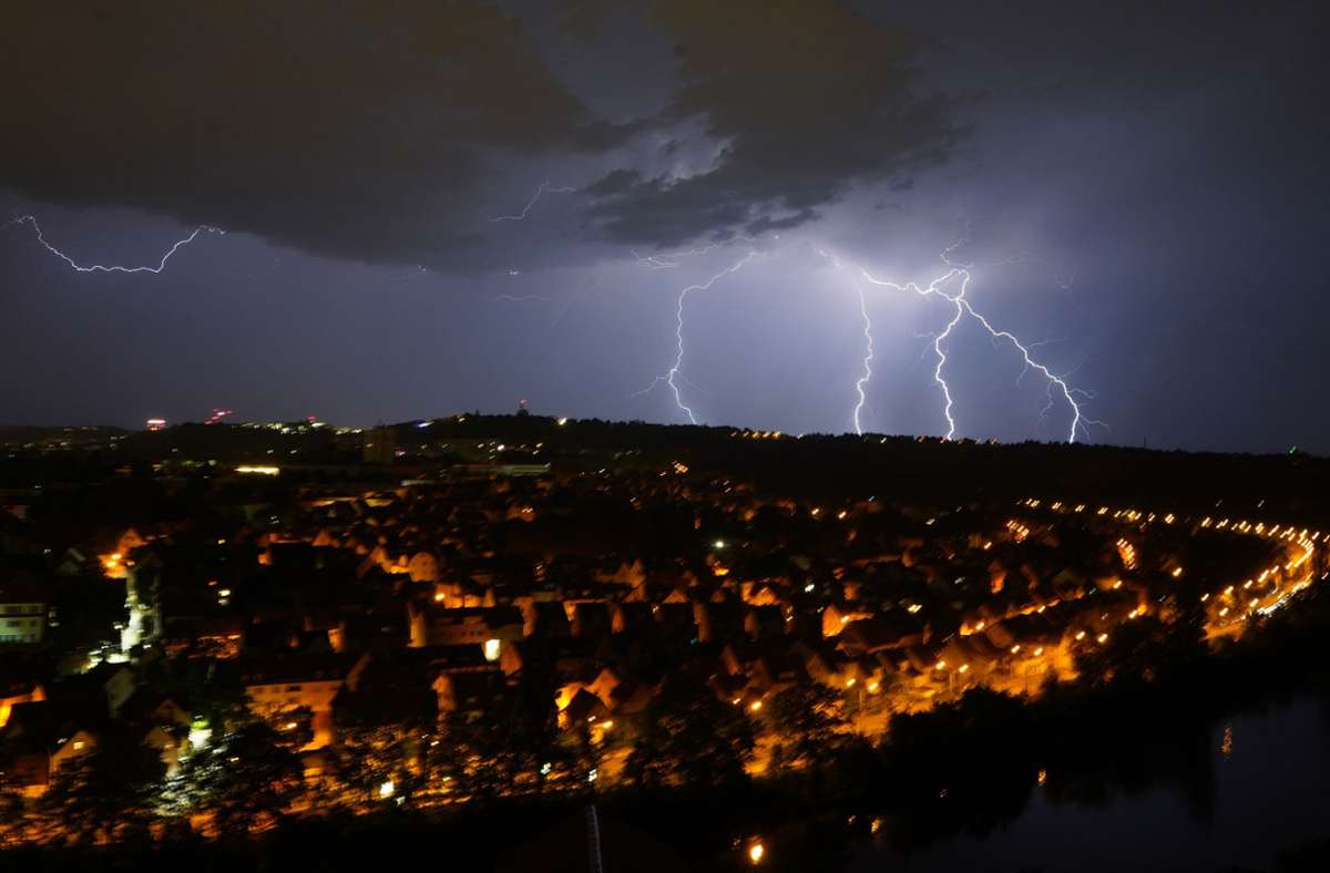 Dicke Hagelkörner und Windböen erwartet: Warnung vor „hochexplosiver Wetterlage“ in Stuttgart