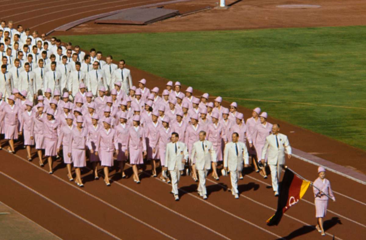 Tokio 1964: Sportler aus DDR und BRD   hinter einer  Kompromiss-Fahne. Foto: rbb/IOC