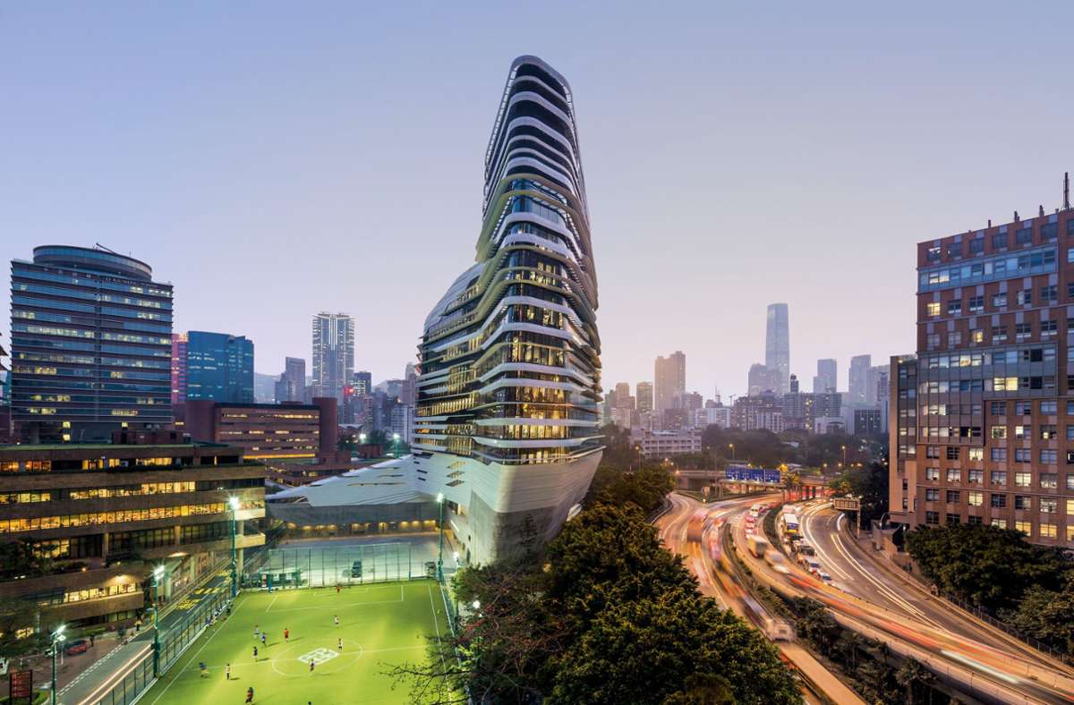 Ein Gebäude wie geschichtes Gestein: Der Jockey Club Innovation Tower, Hongkong, China,ist ein Hochschulgebäude und wurde 2014 fertig gestellt.