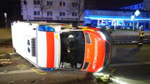 Stuttgart-Bad Cannstatt: Rettungswagen kippt bei Unfall um