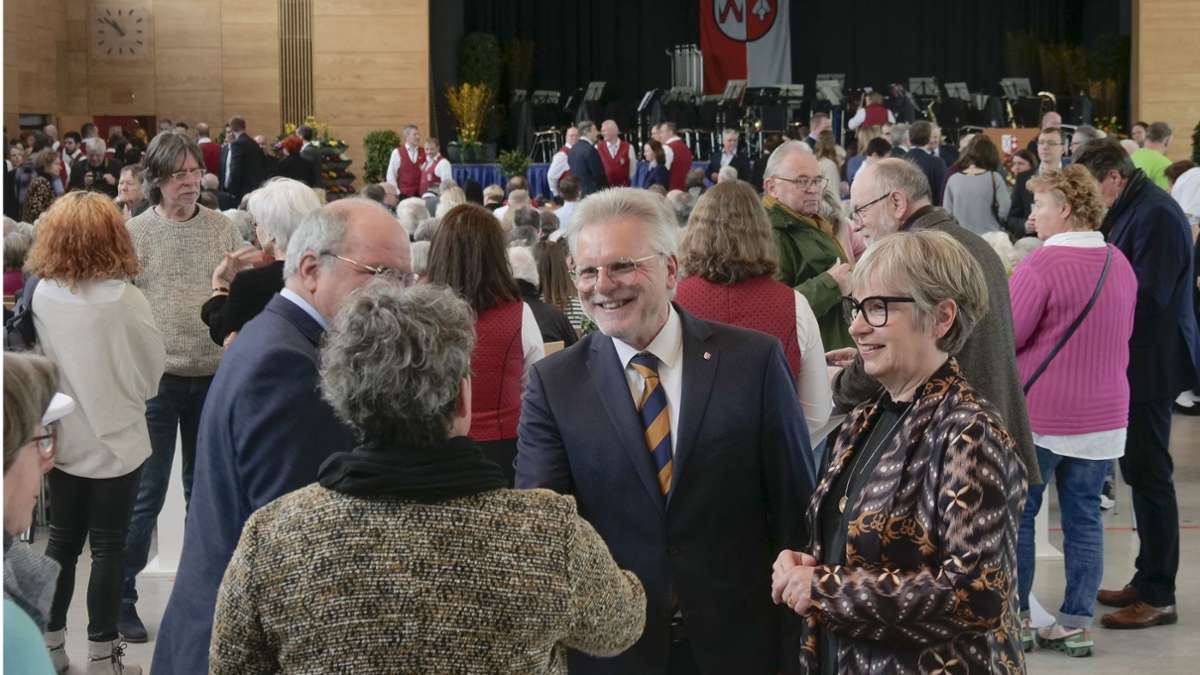 Lacht und schüttelt unzählige Hände: Der Ditzinger Oberbürgermeister Michael Makurath begrüßt beim Neujahrsempfang die Gäste.