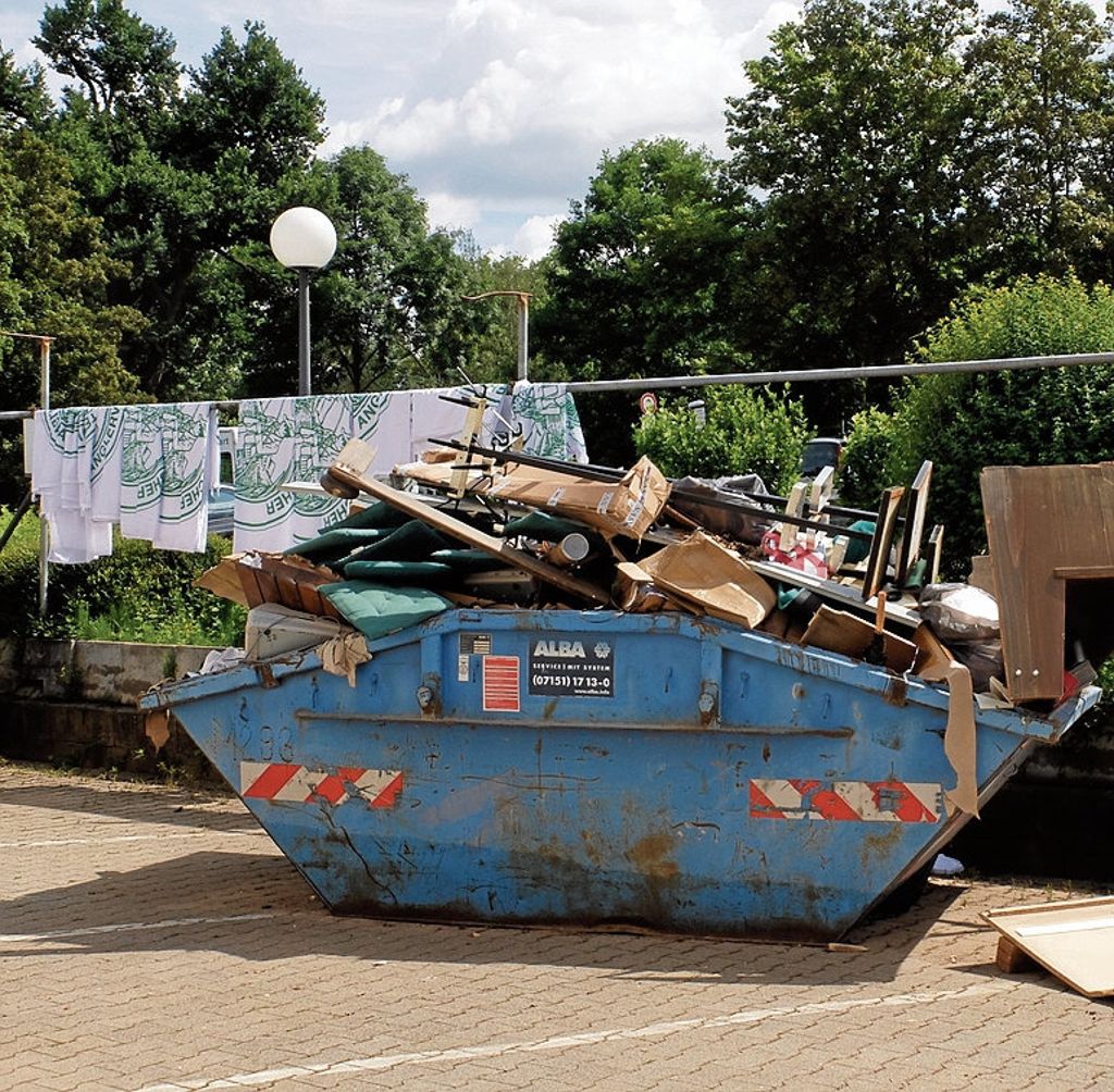 Trocknung und ein Container voller Abfall nach der großen Überschwemmung beim Anglerverein. Fotos: Frey