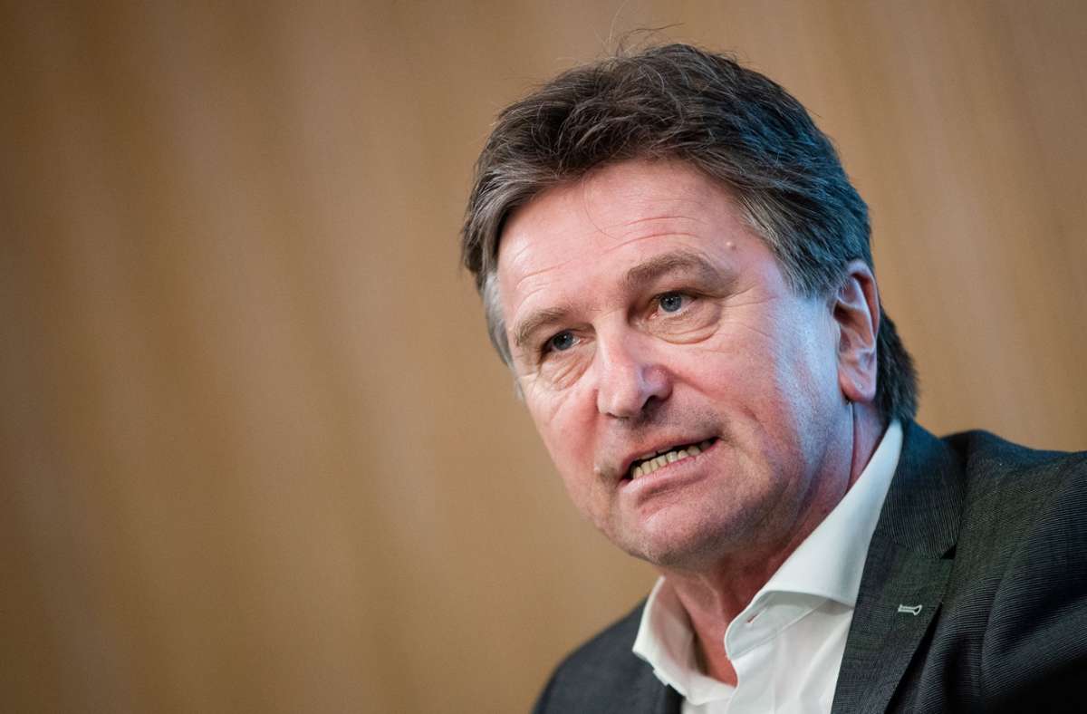 Gesundheitsminister Manne Lucha: Grün-Schwarz dreht Spieß im Landtag um und attackiert Lauterbach