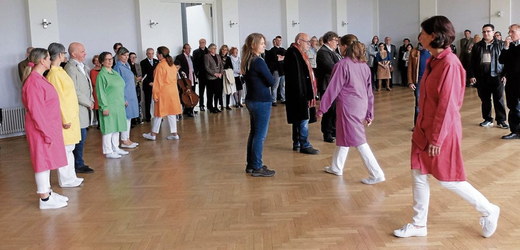 G           B          ad Cannstatt          :           Hölzel-Performance zum 90. Geburtstag der Freien Kunstschule Stuttgart - Festakt im Großen Kursaal: Menschen bewegen Farben