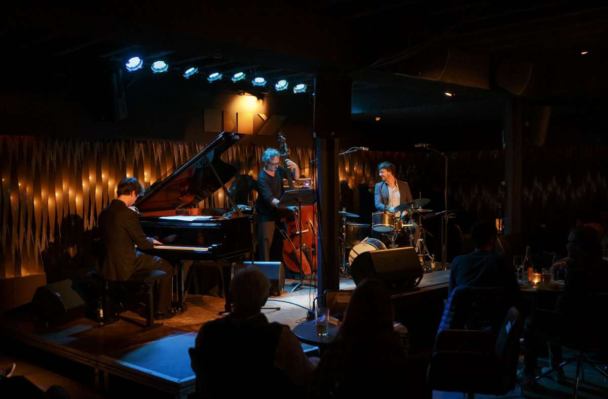 Jetzt spielen sie wieder: die Jazzmusiker André Weiß, Mini Schulz und Obi Jenne (von links) nach dem Re-Start im Bix.