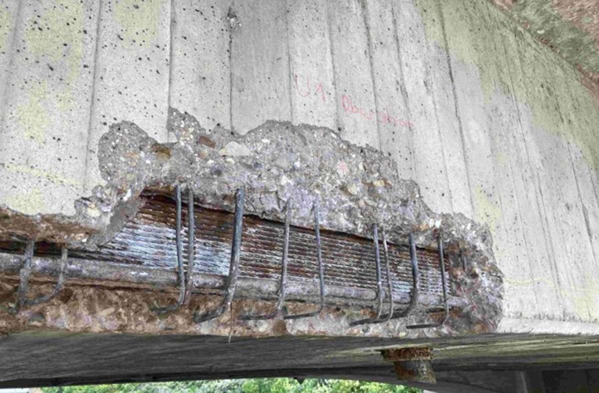Nach einem Hinweis einer Fachbehörde beim Bund ist die Rosensteinbrücke in Bad Cannstatt genauer überprüft worden. Es fanden sich solche Schäden.