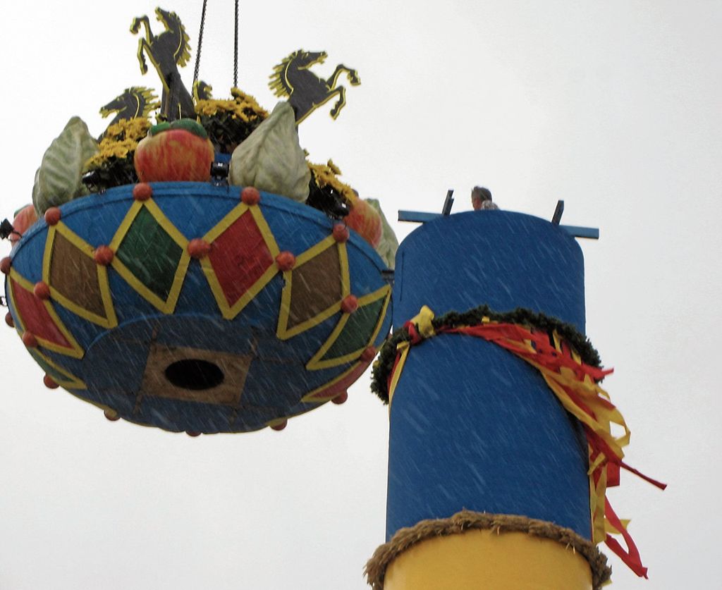 Das 26 Meter hohe Volksfest-Wahrzeichen ist aufgebaut: Vier neue Rössle für die Fruchtsäule