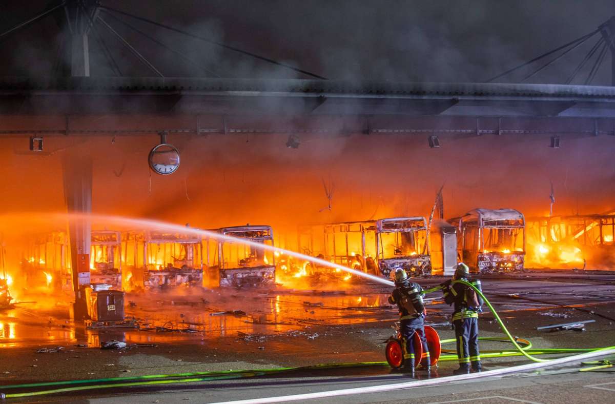 Feuer im Bus-Depot der SSB in Stuttgart: Unser Reporter war Augenzeuge und schildert den Abend im Video