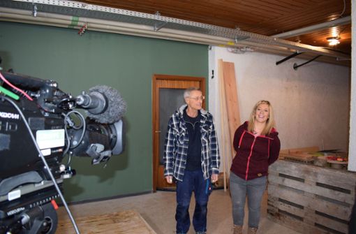 Michael und Jessica Göthel werden beim Werkeln  im Waldgasthof von einem Fernsehteam begleitet. Foto: Patrick Steinle
