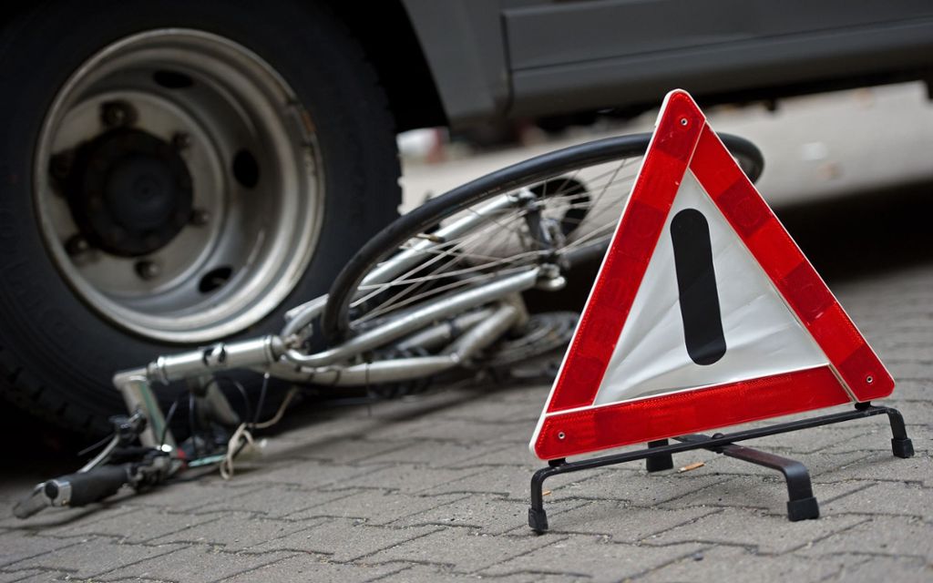 Radfahrer kracht auf Lkw - lebensgefährlich verletzt