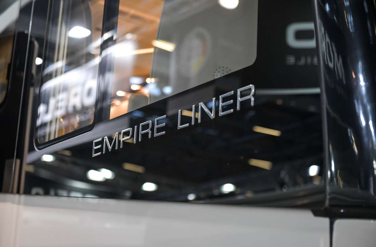 Der Empire Liner bietet seinen Kunden eine eigene Heckgarage, in der sie ihren Kleinwagen mit ans Reiseziel nehmen können.