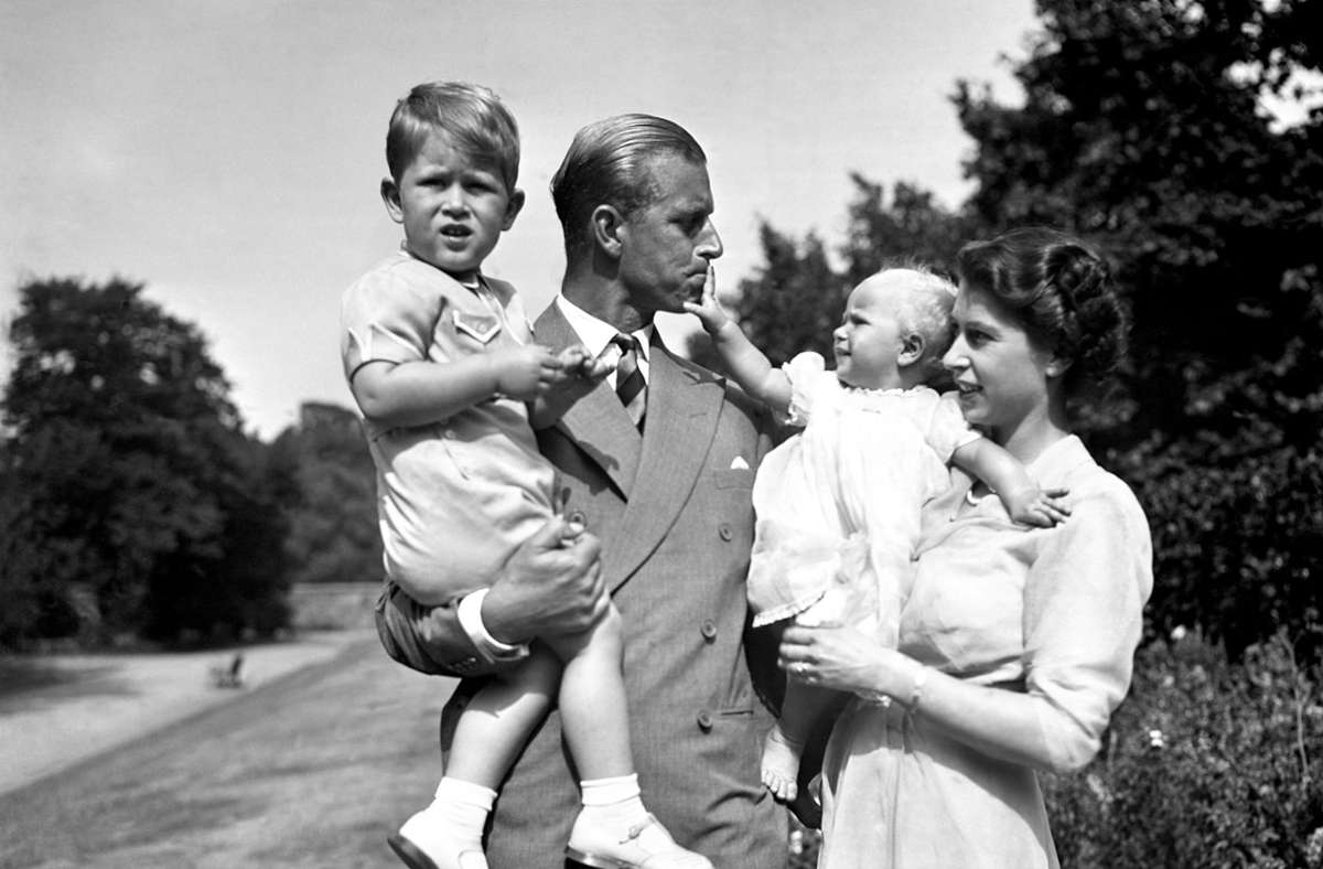 Ein Bild aus den Tagen, bevor aus Lilibet Queen Elizabeth II. wurde – Prinz Philip, Prinzessin Elizabeth mit den Kindern Charles und Anne im Jahr 1951.