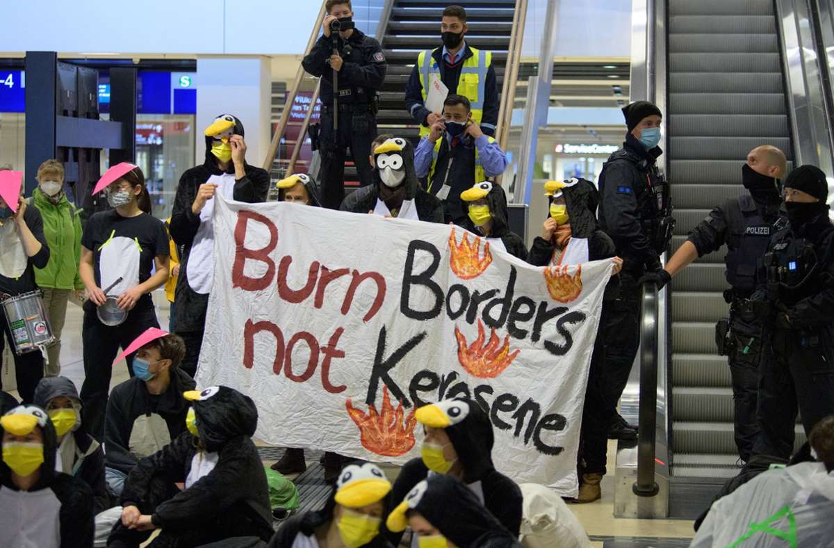 Klimaaktivisten protestierten gegen die Eröffnung des BER. Foto: dpa/Soeren Stache