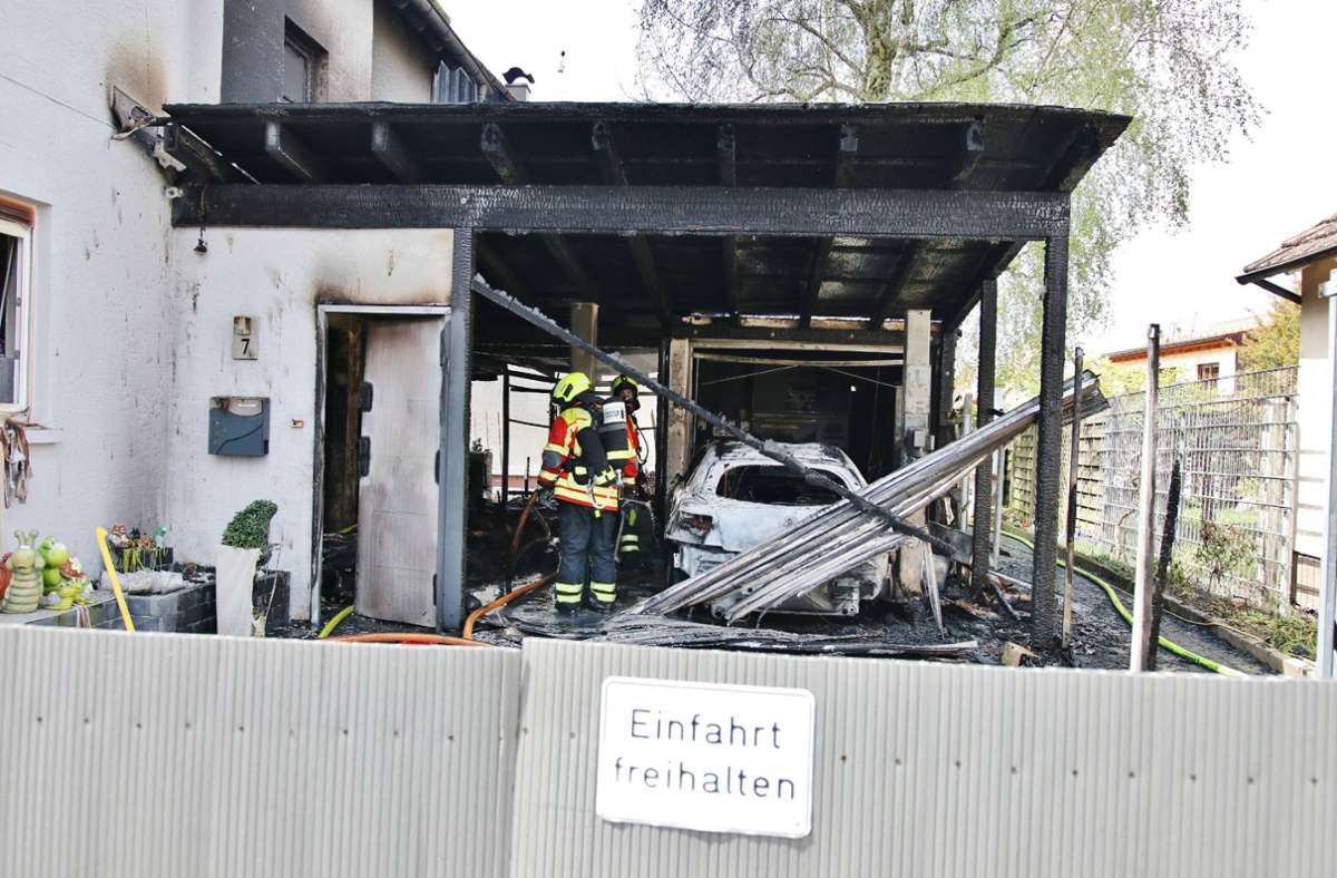 Das Feuer brach in einem Carport aus.