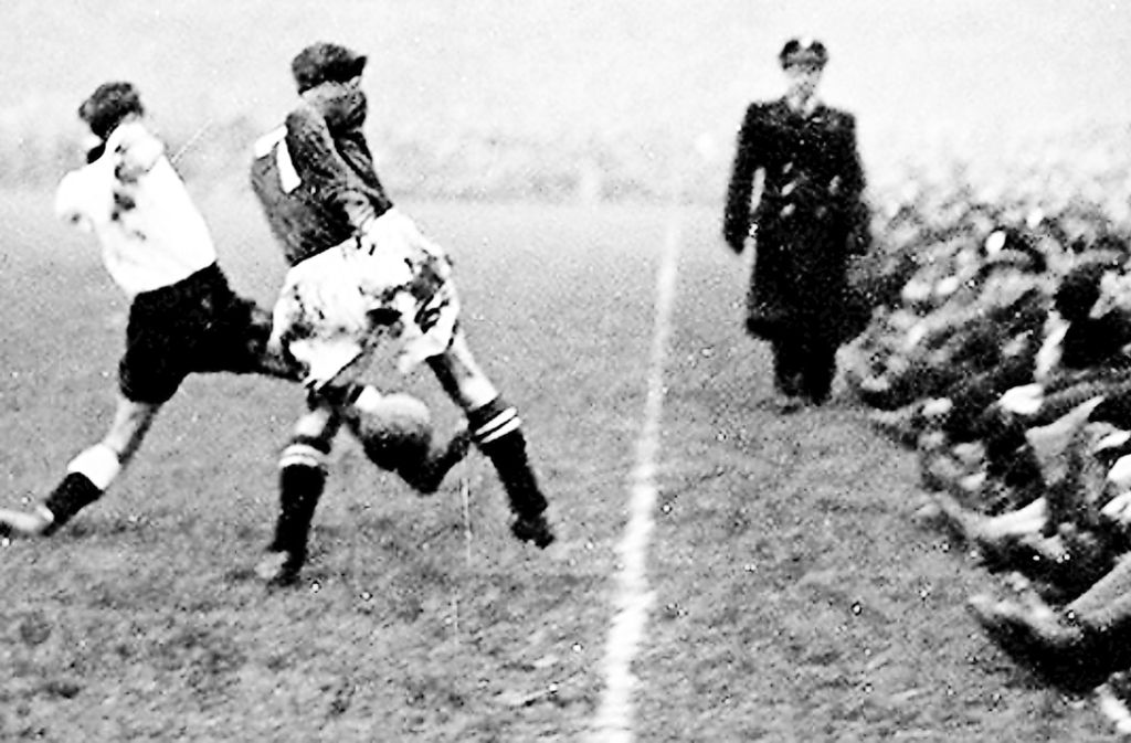 Das erste Länderspiel nach dem Krieg: 1950 saßen die Zuschauer am Spielfeldrand.
