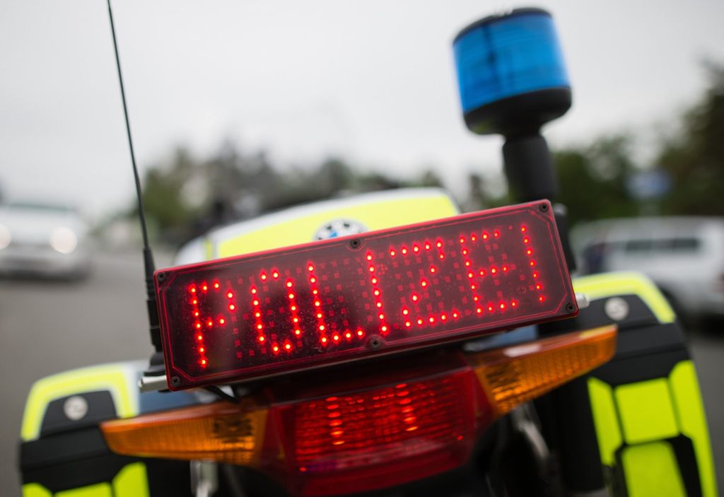 Der Mann war offenbar betrunken: Stuttgart: Passant setzt sich auf Polizeimotorad und fällt um