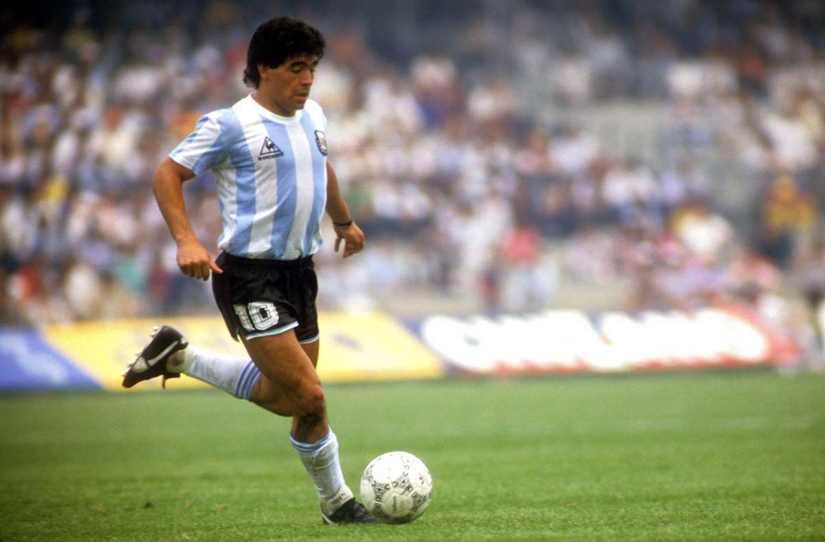 Kompakt, drahtig, eng am Ball: Maradona im argentinischen Nationaltrikot.
