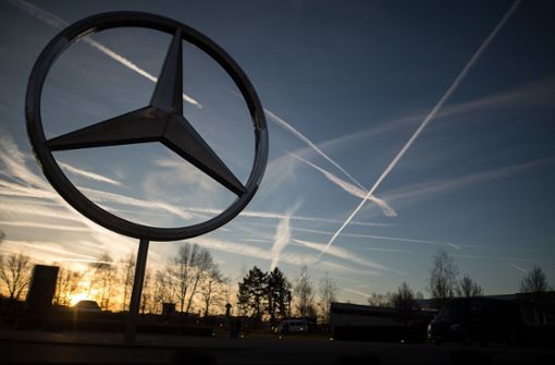 Auch Mitarbeiter des Mercedes-Werks in Sindelfingen sind von Kurzarbeit betroffen. (Archivbild) Foto: dpa/Sebastian Gollnow