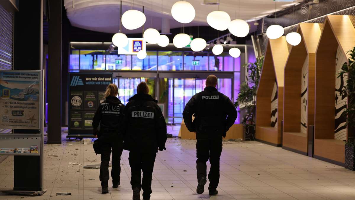 Polizisten begutachten am Morgen das Chaos im Einkaufszentrum.