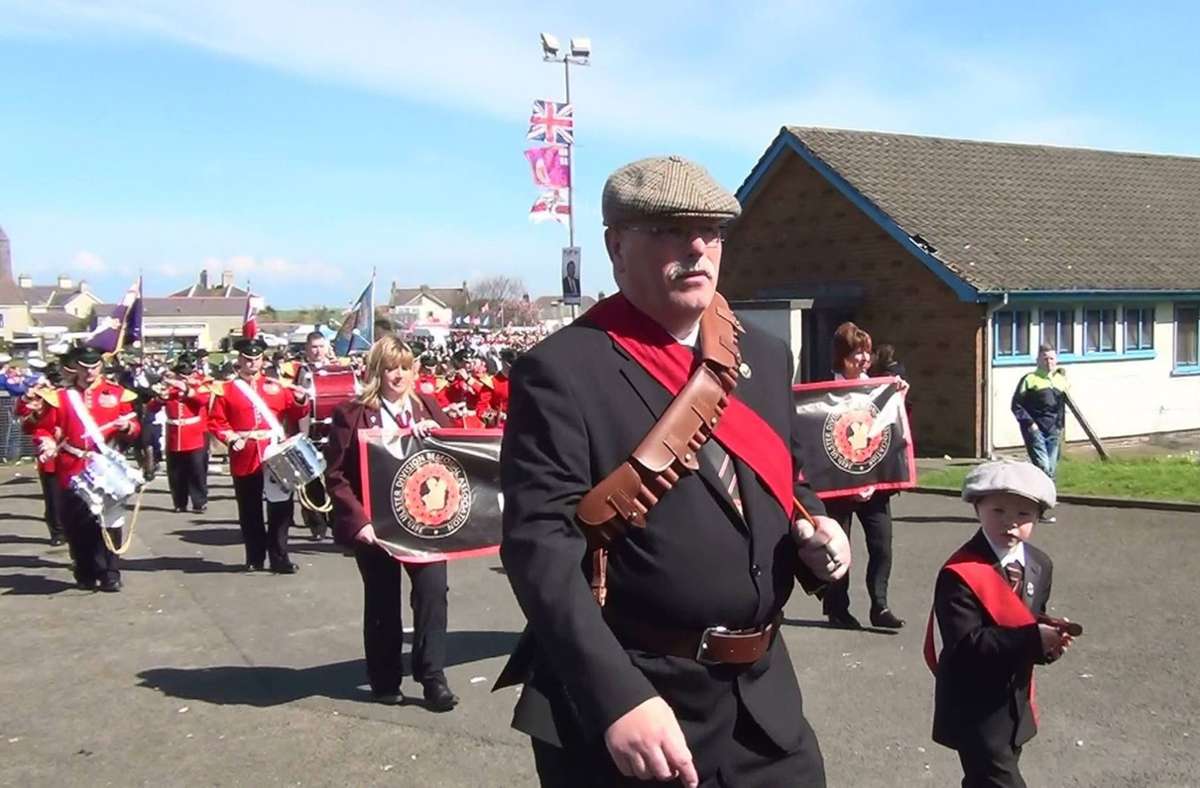 Stephen Gough, überzeugter Anhänger der mehrheitlich protestantischen Unionisten in Nordirland, nimmt an einer Straßenparade teil.