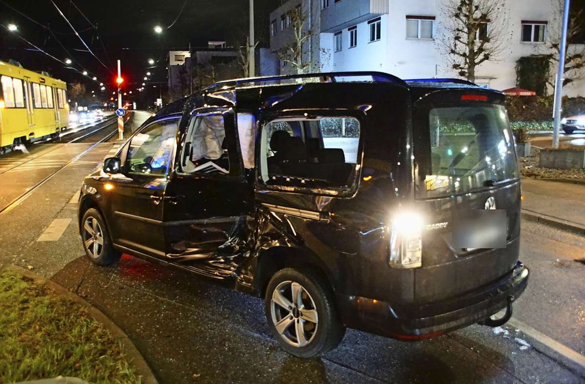 Der VW Caddy war nach dem Unfall nicht mehr fahrbereit. Er musste abgeschleppt werden. Foto: 7aktuell.de/Andreas Werner
