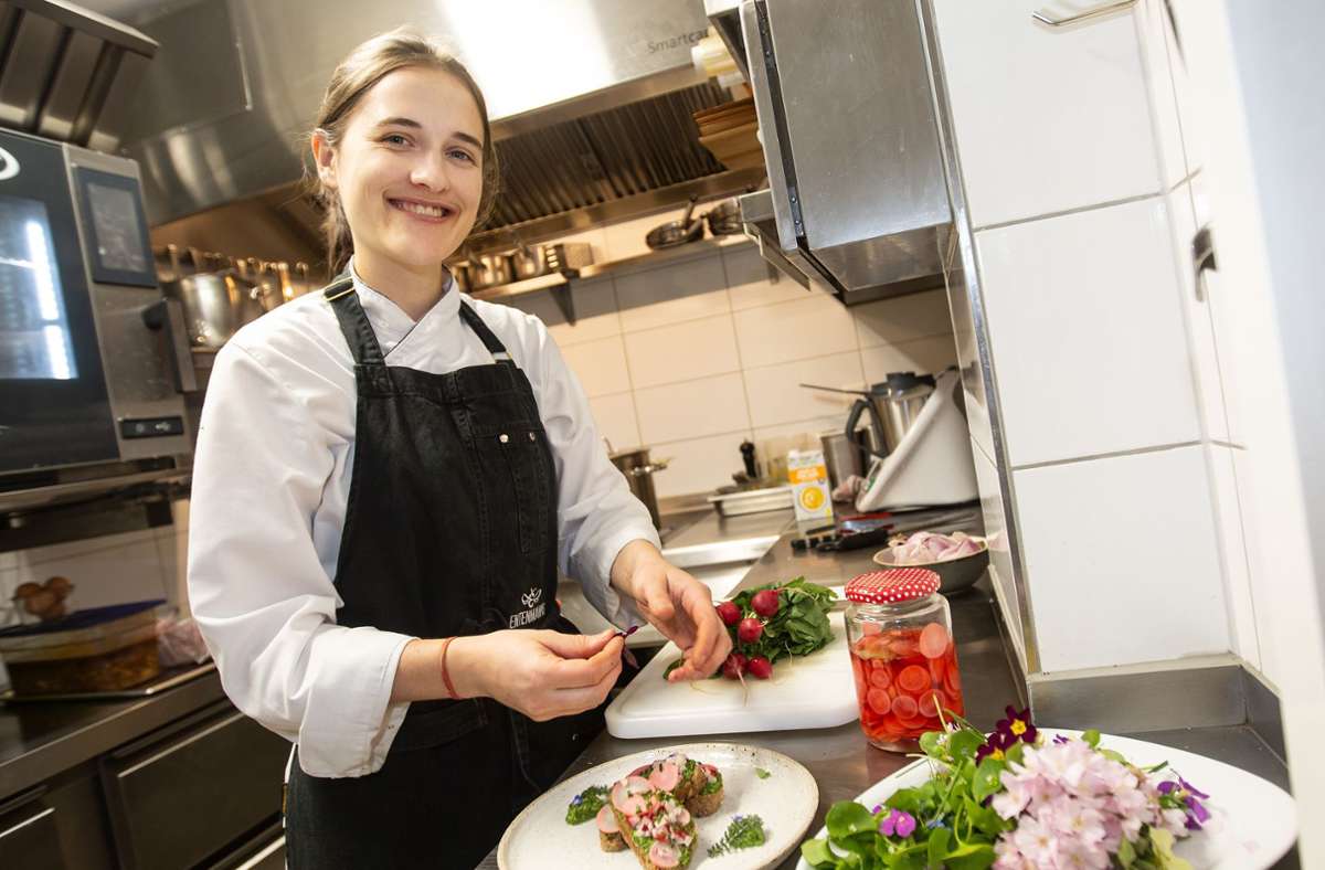 Lotte Rosport, Köchin im Esslinger Bistro Entenmanns, ist es wichtig, so wenig Lebensmittel zu verschwenden wie möglich. Sie verwendet gerne unterschätzte Teile des Gemüses, beispielsweise Radieschengrün, aber auch bunte Blüten in ihren Gerichten.