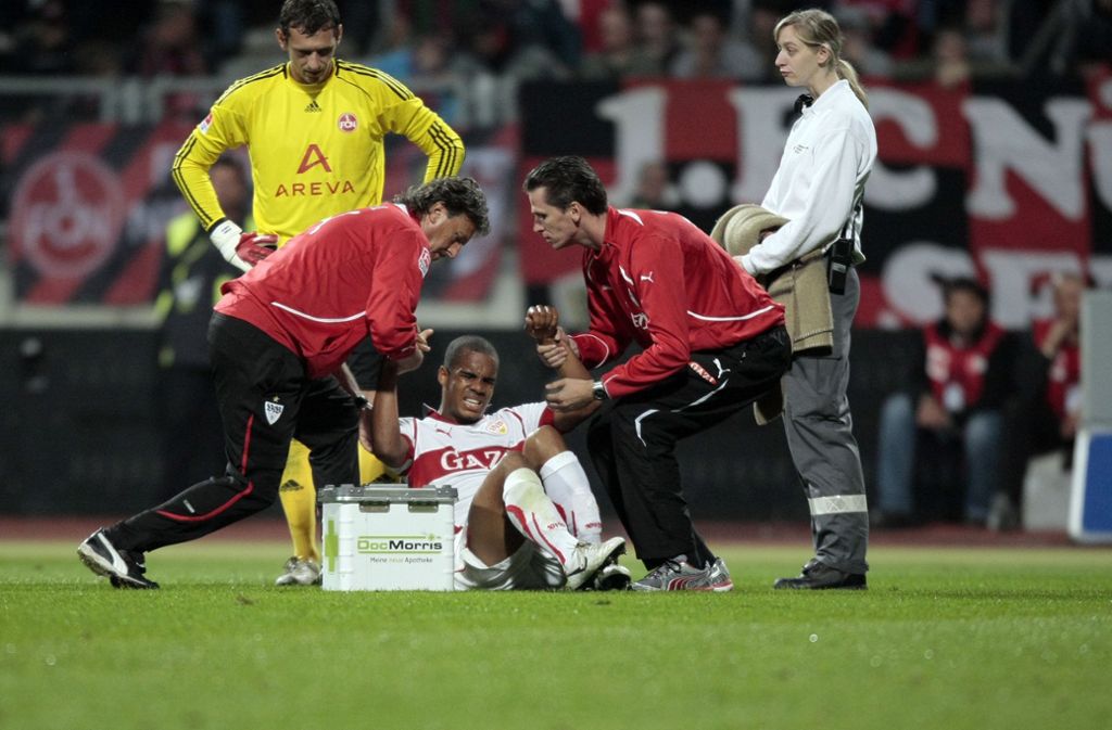 Daniel Didavi mit schmerzverzerrtem Gesicht – der VfB-Spieler kommt aber immer wieder auf die Beine.