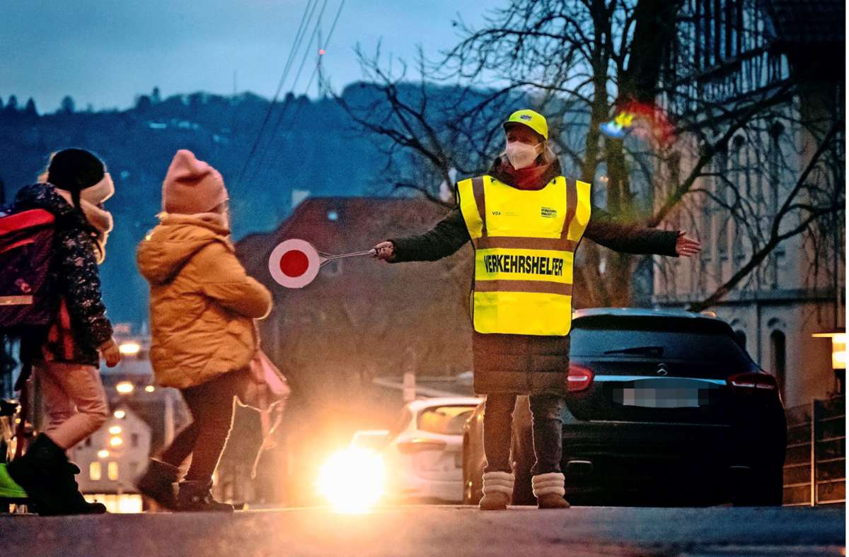 Eltern der Wilhelmsschule Untertürkheim nehmen die Sicherheit ihrer Kinder selbst in die Hand und sichern als Verkehrshelfer den Schulweg. Foto:  