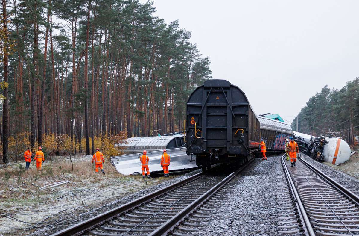 Güterzugunglück in Niedersachsen: Ermittler gehen von  Fehler einer Bahnmitarbeiterin aus